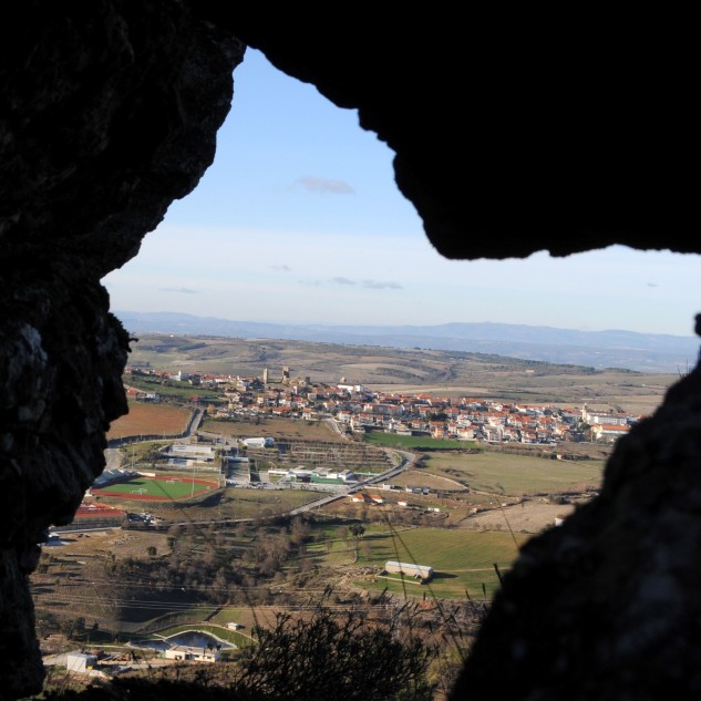 O castelo de Mogadouro visto por um buraco entre as rochas.
